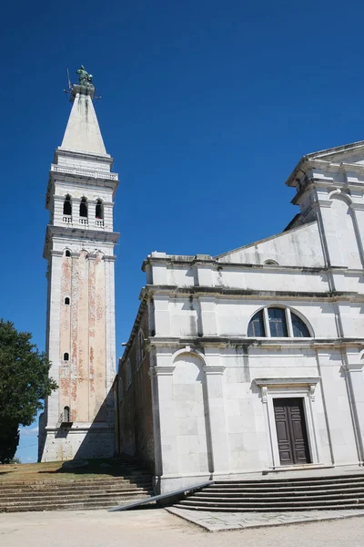 Extérieur de l'église Sainte Euphémie et du clocher — Photo
