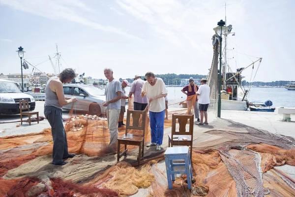 Vissers met drijfnetten in Rovinj — Stockfoto