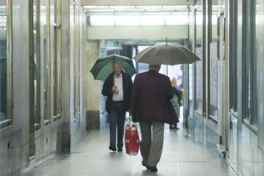 Üst düzey yetişkin pasajda yürüyüş