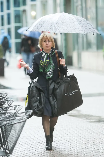 Woman walking on street — Stock Photo, Image