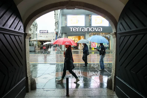 Puerta a una calle —  Fotos de Stock