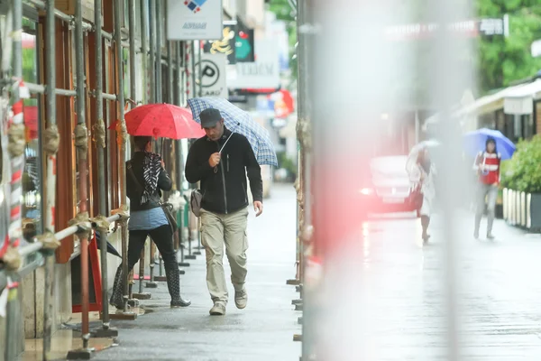 La gente en el día lluvioso — Foto de Stock