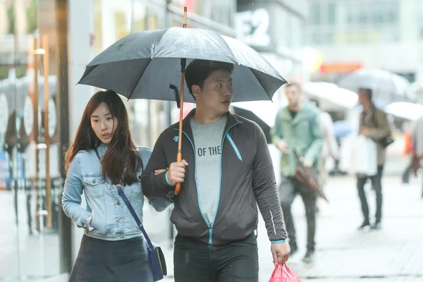 Gente caminando por la calle — Foto de Stock