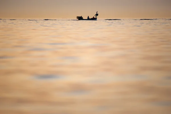 Lodní plavba při západu slunce — Stock fotografie