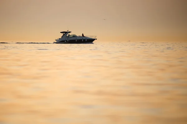 Navegação de barco no mar Adriático — Fotografia de Stock