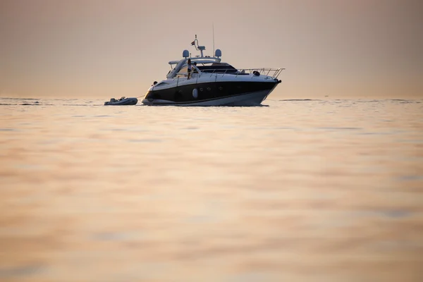 Barco con bote auxiliar — Foto de Stock