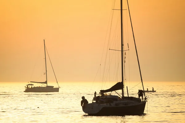 Bateaux en mer Adriatique au coucher du soleil — Photo
