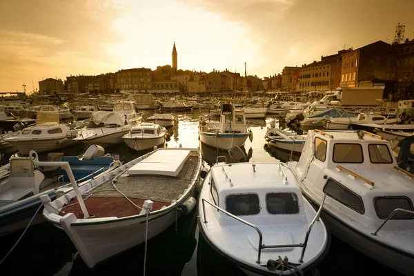 Bateaux à la marina de Rovinj au coucher du soleil — Photo