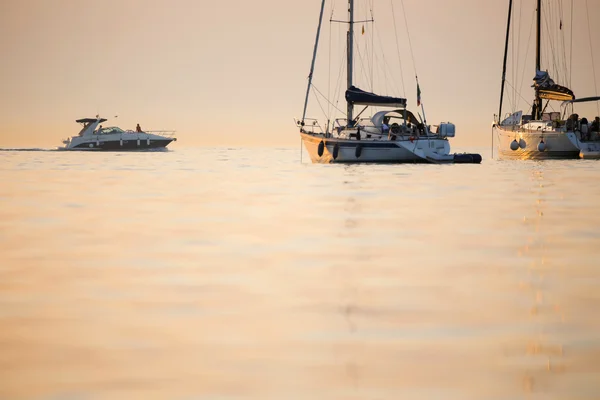 Båtarna sanchored i Adriatiska havet — Stockfoto