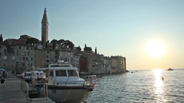 Glockenturm der Heiligen Eufemia in Rovinj bei Sonnenuntergang — Stockvideo