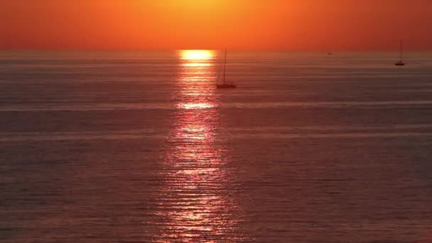 Barcos navegando en el mar al atardecer — Vídeos de Stock