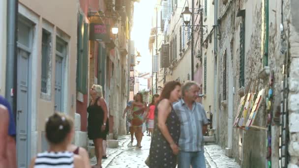 Mensen op straat van Rovinj — Stockvideo