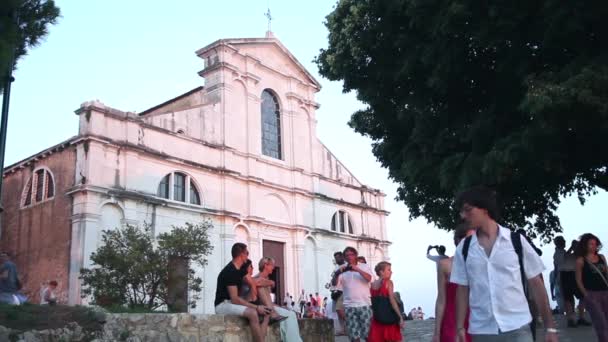 Pessoas visitando a igreja de Santa Eufemia em Rovinj — Vídeo de Stock