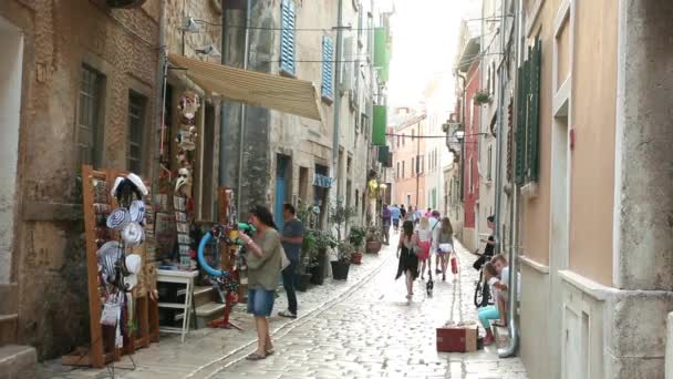 Turisté chodící v ulici Rovinj — Stock video