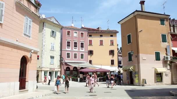 Toeristen op straat in Rovinj — Stockvideo