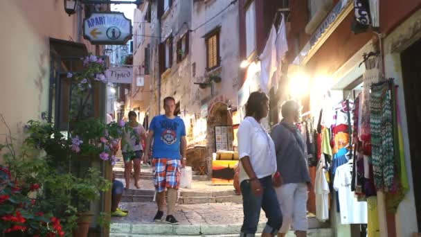 Toeristen passeren souvenirwinkels in Rovinj — Stockvideo