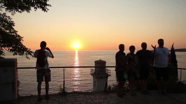 游客拍摄日落 — 图库视频影像