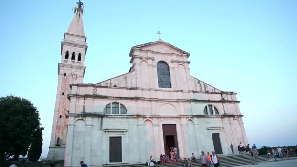 Τουρίστες αξιοθέατα Αγία Ευφία εκκλησία στο Rovinj — Αρχείο Βίντεο