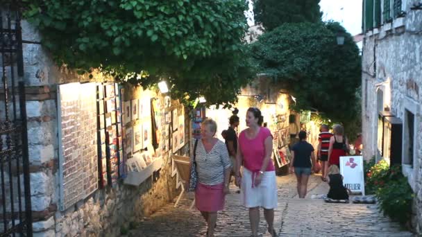 Τουρίστες σουβενίρ αξιοθέατα στο Rovinj — Αρχείο Βίντεο