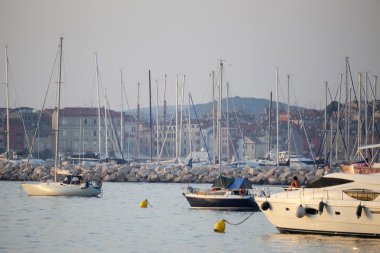 Gün batımında Adriyatik Denizi'nde demirlemiş tekneler