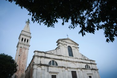Gün batımında Rovinj Saint Euphemia Kilisesi