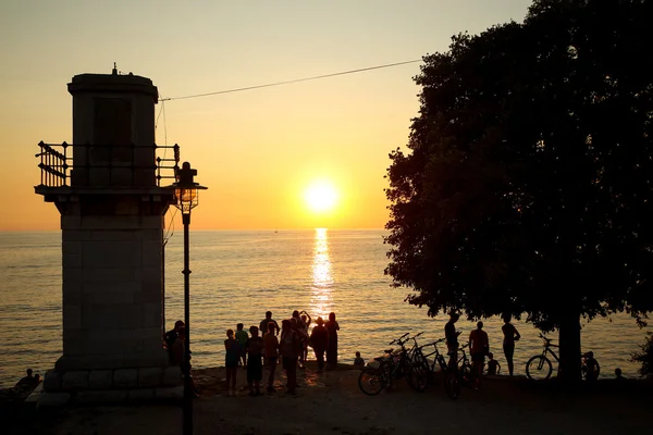 Tourists watching sunset — Stock Photo, Image
