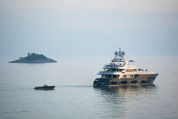 Bateau naviguant en mer Adriatique au coucher du soleil — Photo