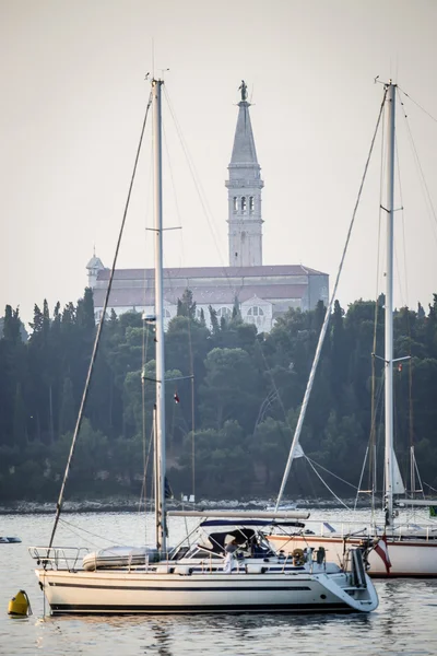 Förankrade båtar framför Saint Eufemia klocktornet — Stockfoto