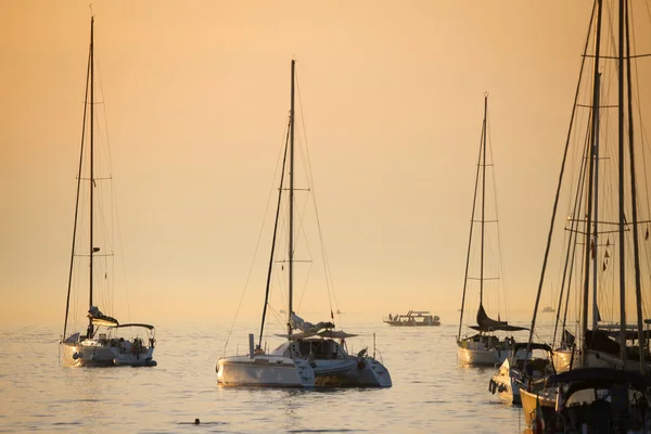 Voiliers ancrés au coucher du soleil dans la mer Adriatique — Photo