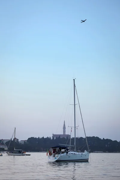Förankrade segelbåtar i Kroatien — Stockfoto