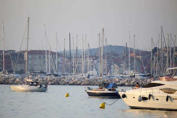 Båtar ankrade vid solnedgången i Adriatiska havet — Stockfoto