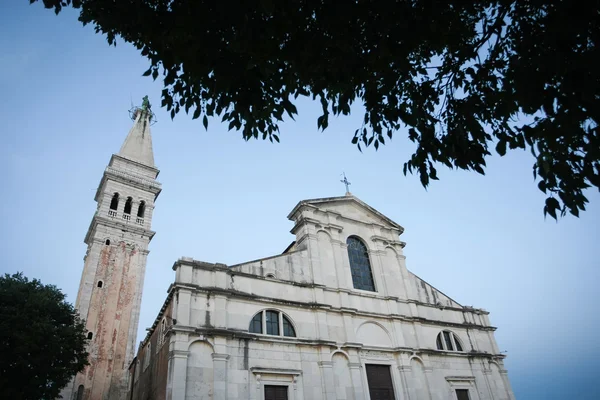 Gün batımında Rovinj Saint Euphemia Kilisesi — Stok fotoğraf