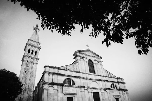 サンセット bw でロヴィニの聖ユーフェミア ・ リ ・教会 — ストック写真