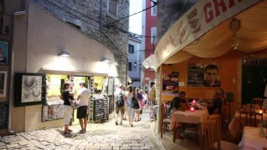 Rovinj sokakta yürüyen turist