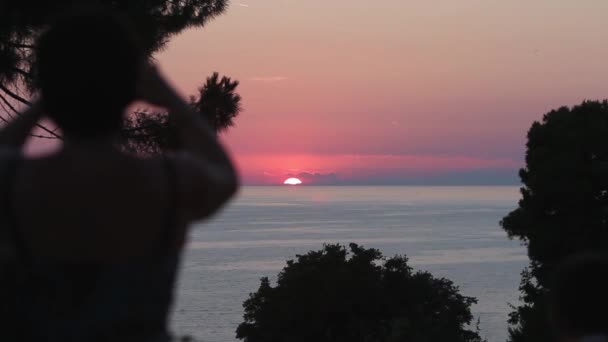 游客在海上看日落 — 图库视频影像