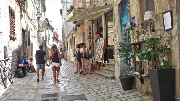 Toeristen wathing souvenirs in straat van Rovinj — Stockvideo