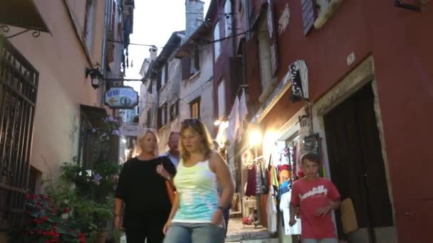 Turisté na ulici Rovinj — Stock video