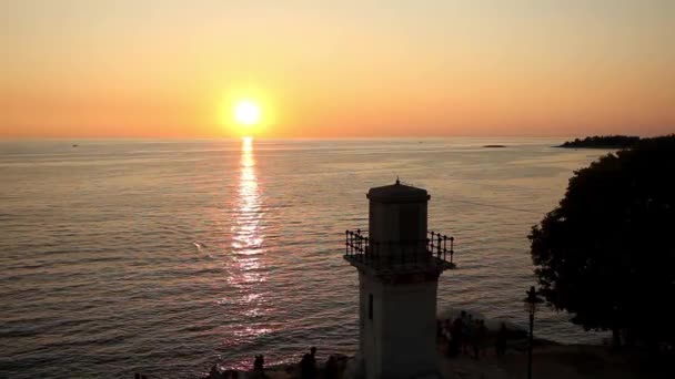 Touristes regardant coucher de soleil à Rovinj — Video