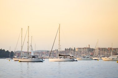 Adriyatik kıyısı demirli Yelkenliler