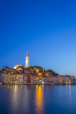 Gün batımında Adriyatik kıyısındaki Rovinj