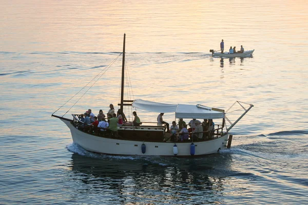 Barcos navegando al atardecer —  Fotos de Stock