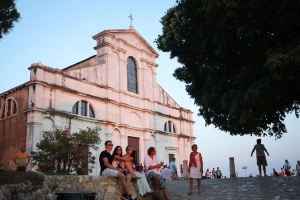 Turistas que visitam a igreja de Santa Eufemia — Fotografia de Stock