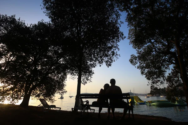 Coppia seduta su panchina — Foto Stock