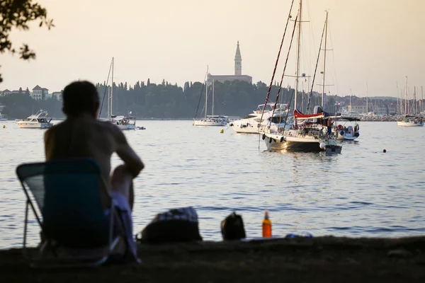 Man sitting in chair on Adriatic coast — Stock Photo, Image