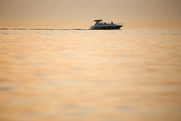 Imbarcazione a motore in mare Adriatico — Foto Stock