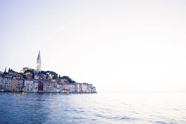 Centro da cidade velha de Rovinj ao pôr do sol — Fotografia de Stock