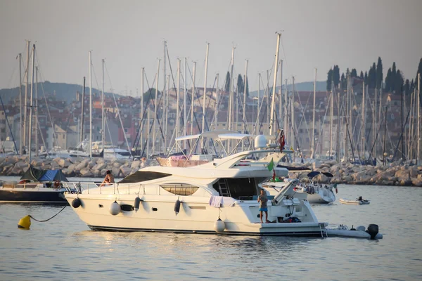 Människor på yacht på Adriatiska kusten — Stockfoto