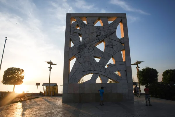 Monument bij zonsondergang in Rovinj — Stockfoto