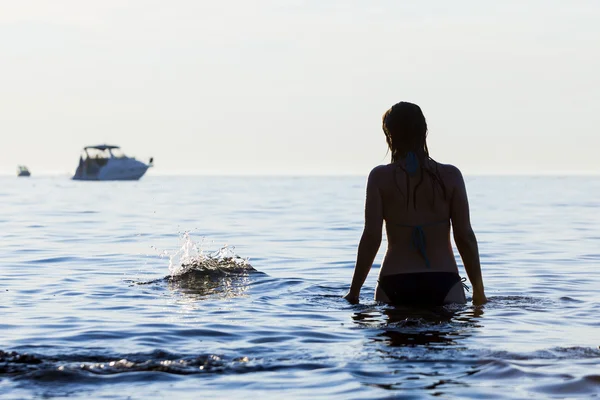 Mulher de pé no mar Adriático — Fotografia de Stock