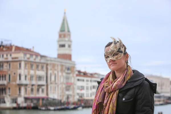 Donna con maschera carnevalesca a Venezia — Foto Stock